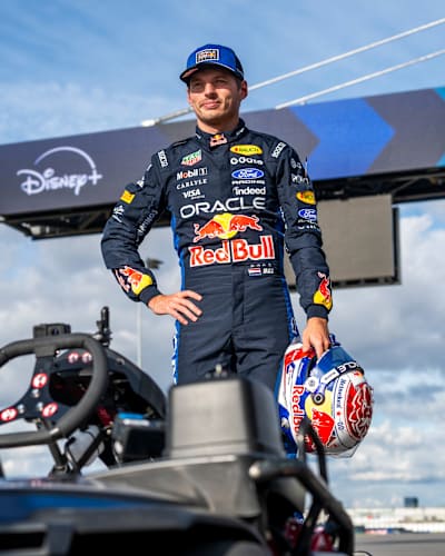 Макс Ферстаппен позує у своєму комбінезоні Red Bull Racing зі шоломом під час заходу Red Bull Max vs 100 на автодромі Сільверстоун, Велика Британія, 16 вересня 2026 року