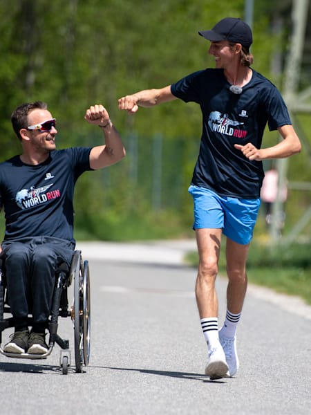 Gregor Schlierenzauer hat beim gemeinsamen Training für den Wings for Life World Run Spaß.