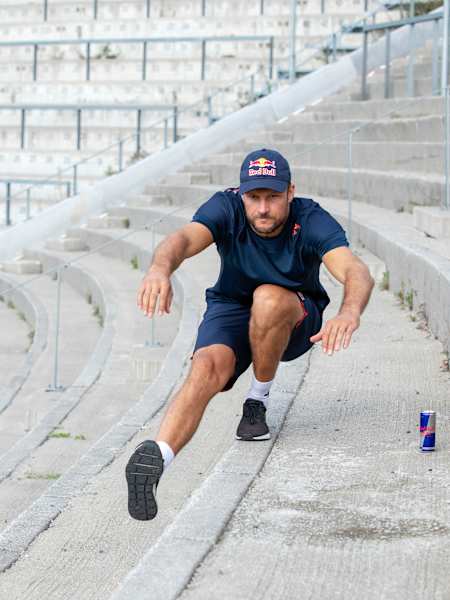 O atleta de ski alpino norueguês Aksel Lund Svindal realiza um exercício de agachamento.