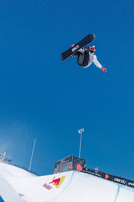 Scotty James lieferte bei den Laax Open 2025 ab und verteidigte seinen Titel in der Halfpipe.