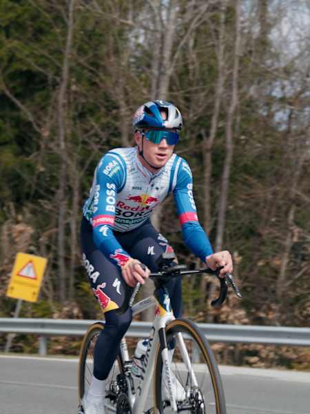 Maxim Van Gils back on the bike