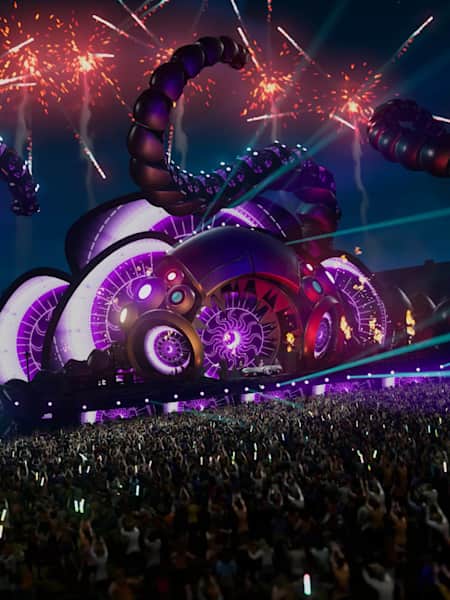Eine stark beleuchtete Bühne auf einem gut besuchten Festival