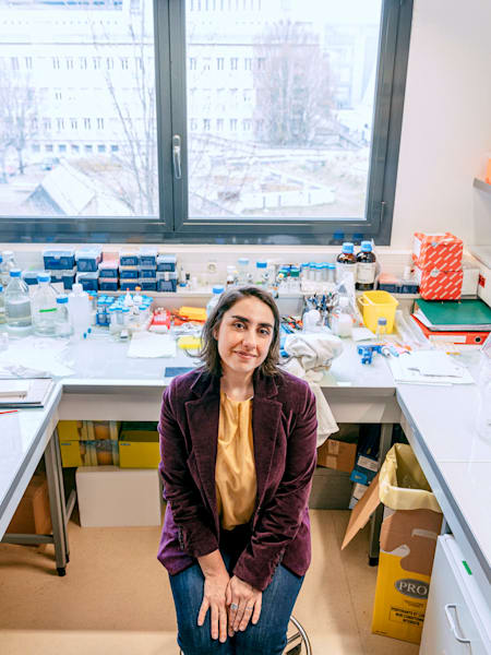 La neurobiologiste Homaira Nawabi nous reçoit dans son laboratoire du Grenoble-Institut des neurosciences.