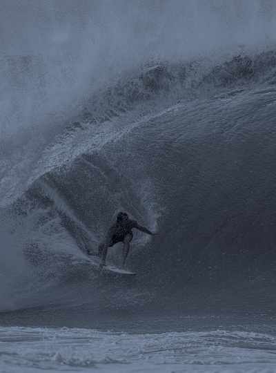 ミッドナイト パイプライン Surfing
