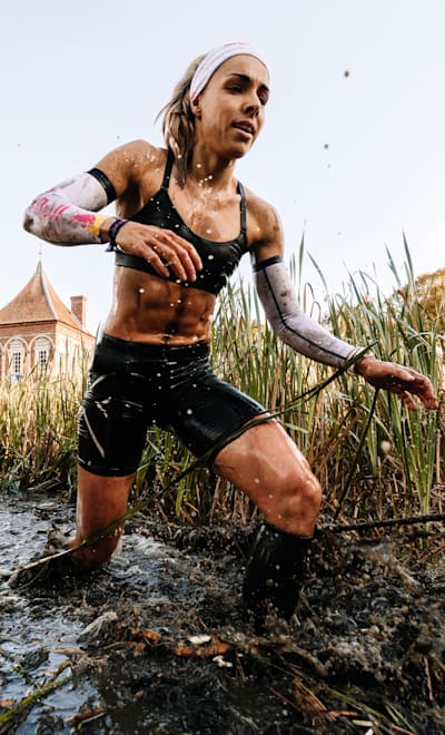 Ida Mathilde Steensgaard court dans l'eau lors de la course à obstacles Red Bull Conquer the Castle au château de Rosenholm à Hornslet, au Danemark, le 28 septembre 2019.