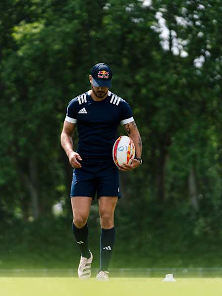 Romain Ntamack, photographié lors d'un projet de « Rugby Freestyle » à Toulouse, en France, le 25 mai 2023. 