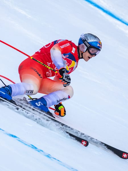 Marco Odermatt lors de la descente masculine dans le cadre de la 89e édition des Courses du Hahnenkamm de la Coupe du monde de ski alpin, sur la piste de la Streif. Kitzbühel
