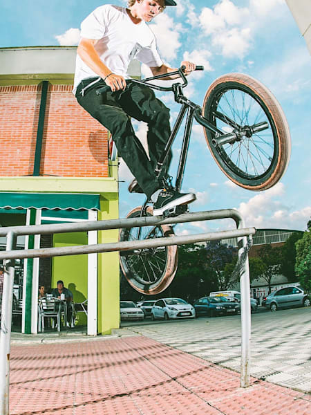 Kilian Roth pulls a pegs to crank 180 in Seville
