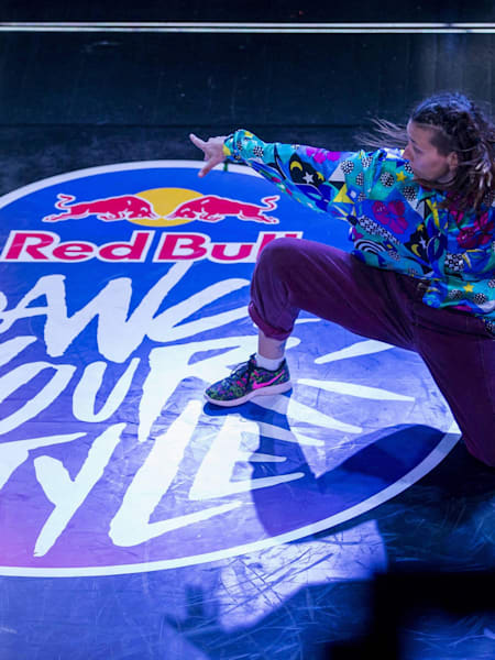 Булл танцует. Red bull dance. Red bull dance your style. Брейкинг red bull battle. Boubou танцор.