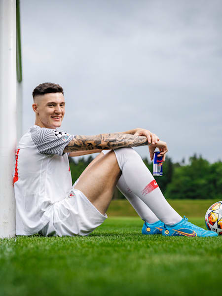 El futbolista esloveno Benjamin Sesko, del FC Red Bull Salzburgo, posa para un retrato en Brdo pri Kranju, Eslovenia.