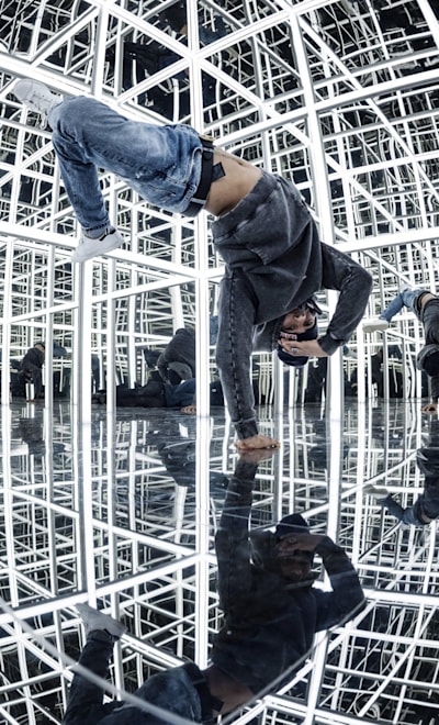 An image of B-boy Victor in the Infinity Cube.