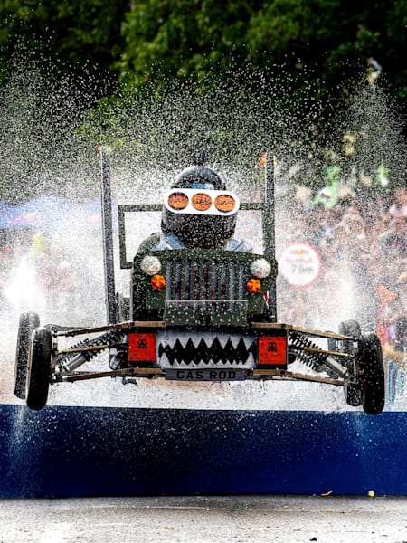 La caisse à savon de l'équipe Gas Gas Gas roule sur le parcours du Red Bull Caisses à Savon 2019 à Londres à Alexandra Palace.