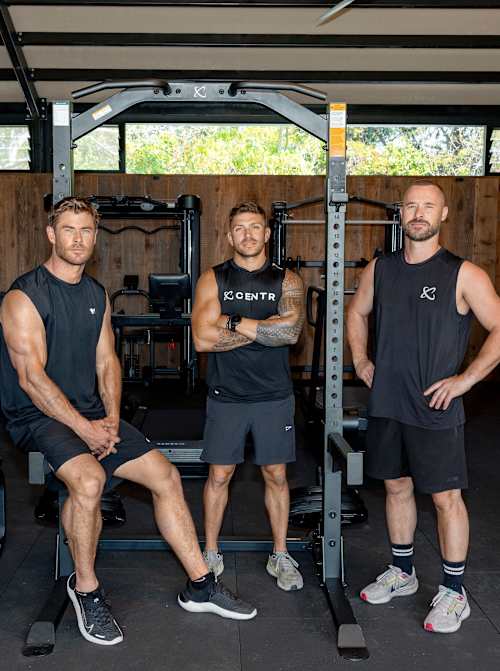 Люк Зоккі та Кріс Гемсворт у спортзалі.