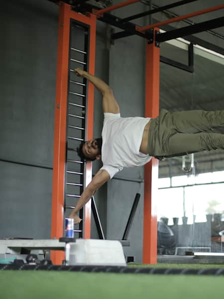 Leg assisted front lever pull-ups on parallel bars - Exercise level  intermediate