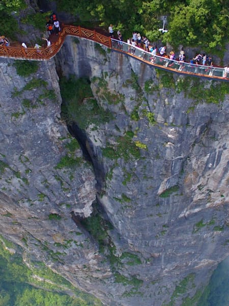 Стеклянная тропа страха на горе Тяньмень в Китае