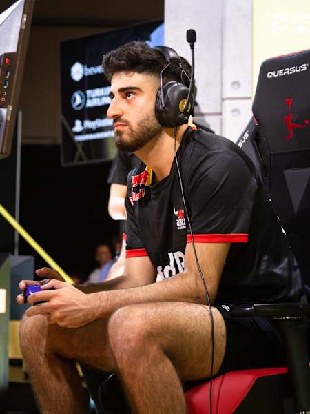 E-Sportler Umut "RBLZ_Umut" Gültekin sitzt fokussiert vor der Konsole.