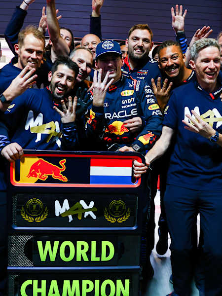 Max Verstappen und das Team feiern den Weltmeistertitel in der Formel 1, 2024, in Las Vegas.