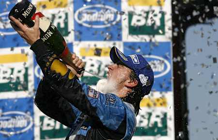 Fernando Alonso świętujący drugie mistrzostwo F1 po wyścigu o GP Brazylii w 2006 roku.