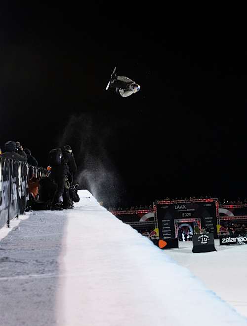 18 stycznia 2025 roku Maddie Mastro wystrzeliła wysoko ponad halfpipe podczas Laax Open w Laax w Szwajcarii.