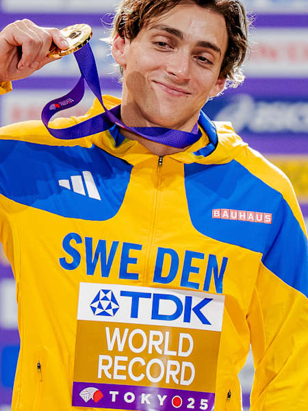 Le perchiste Armand Duplantis célèbre avec la médaille de son nouveau titre aux Championnats du monde 2025.