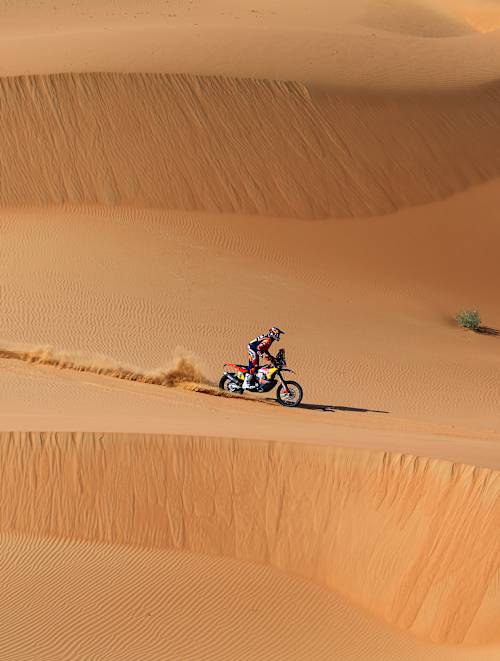 Daniel Sanders du team KTM Red Bull Factory Racing ride en moto dans les dunes lors de la 11e étape du Rallye Dakar 2025, près de Subaytah, en Arabie saoudite.