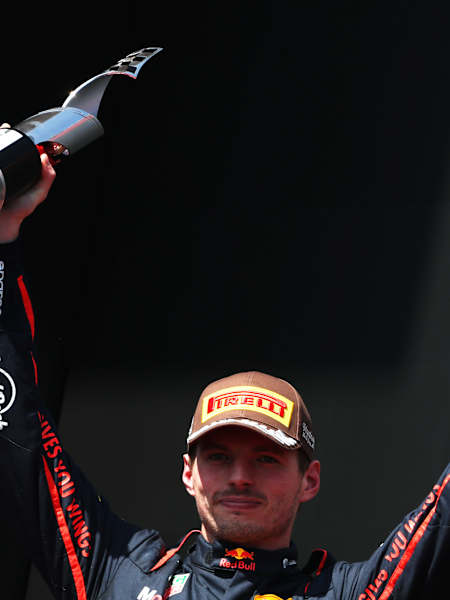 Max Verstappen subió al podio con su trofeo de segundo clasificado durante el Gran Premio de Canadá de F1 en el Circuito Gilles-Villeneuve el 15 de junio de 2025 en Montreal, Quebec.