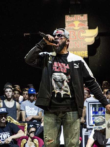 MC Momoze hace un anuncio en el escenario.