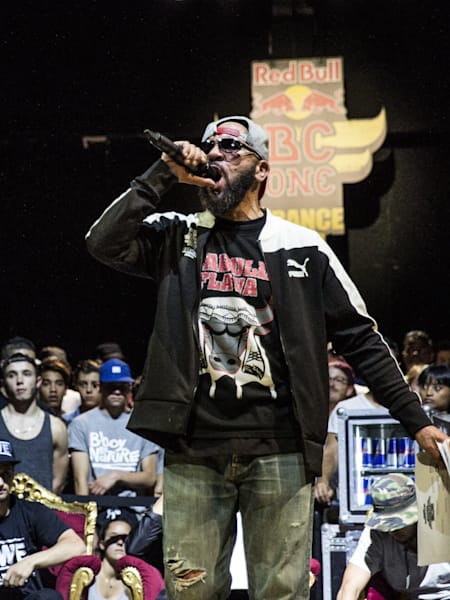 MC Momoze makes an announcement on stage.