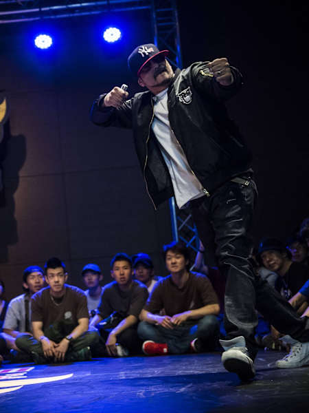 Mr Wiggles walking into the cypher with the bow & arrow pose
