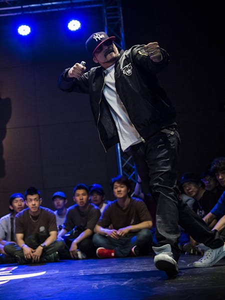 Mr Wiggles walking into the cypher with the bow & arrow pose