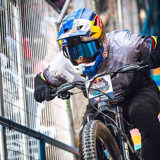 At Red Bull Valparaíso 2025, Tomáš Slavík navigates the busy streets of Valparaíso and demonstrates his incredible skills and competitive spirit on mountain bikes