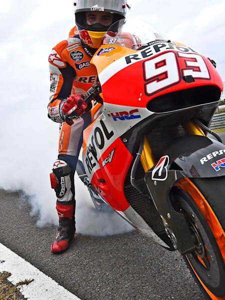 Márquez saca humo de la rueda trasera