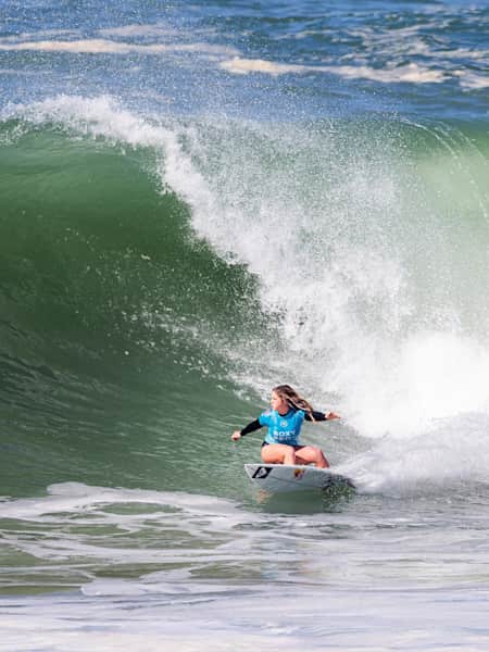 Amerikas Surf-Profi Caroline Marks surft eine Rechtswelle in Hossegor während des WSL Events in Frankreich.