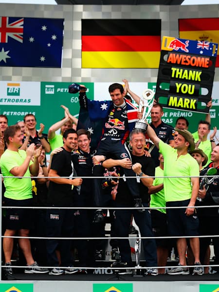 Le pilote de F1 Mark Webber sur le podium au Brésil avec le maître de cérémonie Alexandre Molina.
