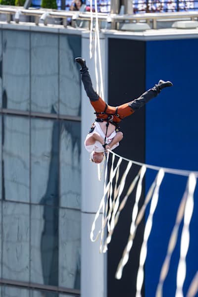 Slackliner Jaan Roose performs a trick on a slackline high above Seoul in Ocrtober 2026.
