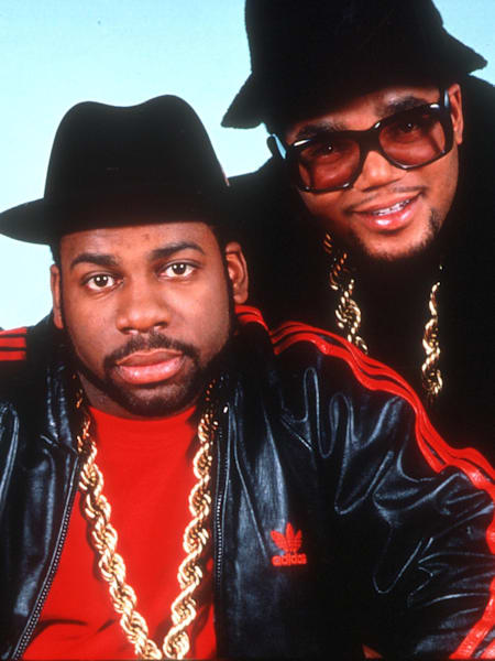 Mode hip-hop : Les pionniers Run-D.M.C. dans leur tenue de sport en mode b-boy des années 80.