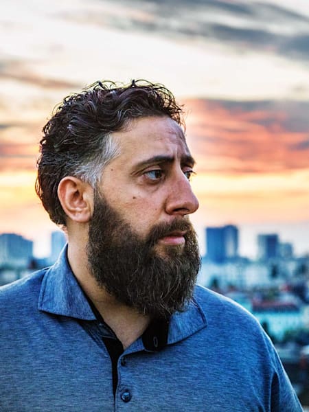 Kida Ramadan als Toni Hamadi über den Dächern Berlins