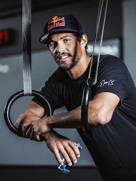 Argentyński kapitan Klaus Lange pozuje z obręczami podczas treningu.