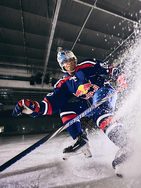 Laila Edwards, ABD'nin Kaliforniya eyaletine bağlı Lakewood kentindeki The Rinks - Lakewood Ice'da antrenman yapıyor.