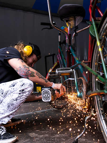 Un cycliste répare son vélo.