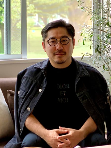 株式会社トーチリレーの代表取締役"隊長"を務める、神保拓也氏。1981年生まれ、神奈川県出身。