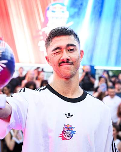 Zax feiert mit dem Siegerpokal, nachdem er am 4. Juli 2026 auf dem Barfüesserplatz in Basel, Schweiz, das nationale Finale von „Red Bull Dance Your Style“ gewonnen hat 
