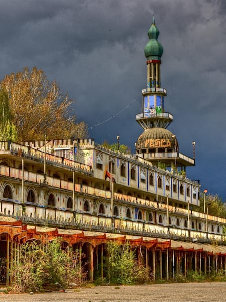 Cosonno verlassene Ferienstadt in Italien, war in den 60er Jahren als  das Las Vegas Europas geplant, aber verkommt schon seit Jahrzehnten immer mehr.