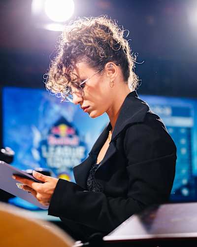 La présentatrice française esport Laure Valée lors du tournoi Red Bull League of Its Own sur League of Legends.