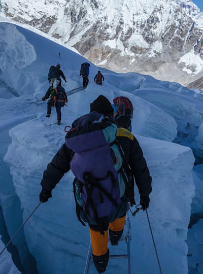 Crevasse Brücke auf dem Mount Everest.
