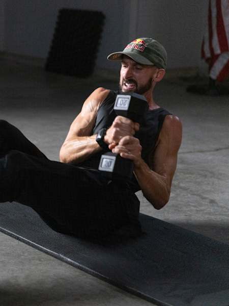 Atletul profesionist de BMX Terry Adams se antrenează în sala de sport 