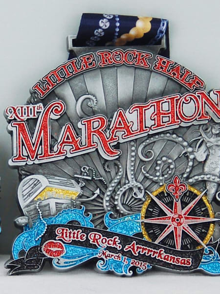 Diese Medaille gibt's beim Little Rock Marathon. Sie ist eine der größten Medaillen der Welt.
