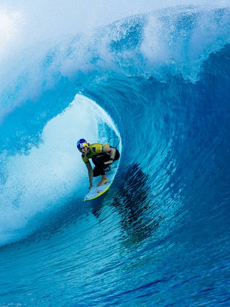 La surfeuse australienne Molly Picklum participe à la finale du Lexus Tahiti Pro le 13 août 2025 à Teahupoʻo, Tahiti, en Polynésie française.