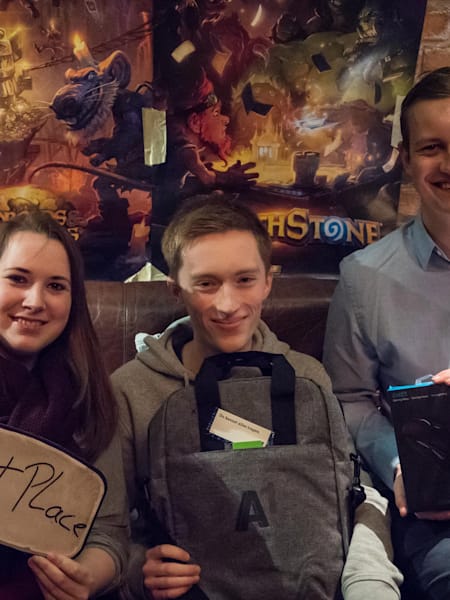 Burr0 mit Irina von A1, Lukas von AF und seinem Goodie-Bag + Preisgeld