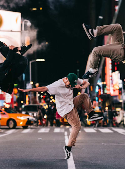 Os bailarinos Abel, Wingzero e Issei captados em ação na Times Square pelo fotógrafo Little Shao